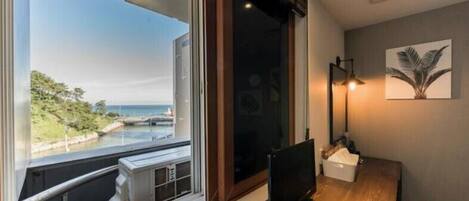 Terrace Room (BBQ available - Contact hotel for price information) | Ropa de cama de alta calidad, mobiliario individual, escritorio