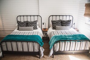 1 bedroom, iron/ironing board, free WiFi, bed sheets - Heart of the SSI studio cottage, fresh design, WALK to shops/dinner/lighthouse (St. Simons Island)