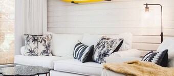 Heart of the SSI studio cottage, fresh design, WALK to shops/dinner/lighthouse