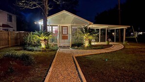 A house with a covered porch, a gravel pathway, and two potted plants. - 1 Mi to Gulf Coast! Couples Retreat in Long Beach (Long Beach)