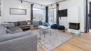 Una sala de estar moderna con un sofá, una mesa de centro y una chimenea.