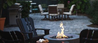 WALK to restaurants, lighthouse and shops! Charming  cottage, cozy & bright! 