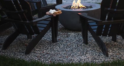 WALK to restaurants, lighthouse and shops! Charming cottage, cozy & bright!