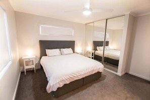4 Schlafzimmer, Bügeleisen/Bügelbrett