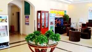 A lobby with a reception desk, seating area, and a vending machine. - Greentree Inn Langfang Guangyang District Guangyang Avenue North Yongxing Road Express Hotel (Langfang)