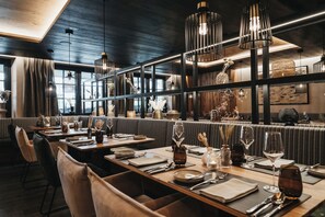 2 restaurantes, com serviço de café da manhã e almoço; culinária local