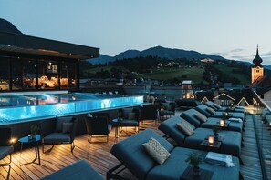 室外游泳池，開放時間為 07:30 至 19:30，提供泳池遮陽傘和日光浴躺椅