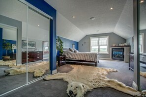 5 bedrooms, desk, free WiFi, bed sheets - Private Cottage (Alberta)