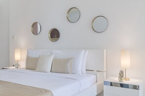 A hotel room with a bed, bedside tables, and wall-mounted mirrors. - Maison Privee - Premium Studio Apt in the Heart of JBR Beach, Dubai (Dubai)
