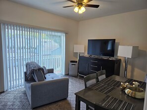 Smart TV - #201 New Cozy Monroe Condo near Evergreen State Fair! (Monroe)