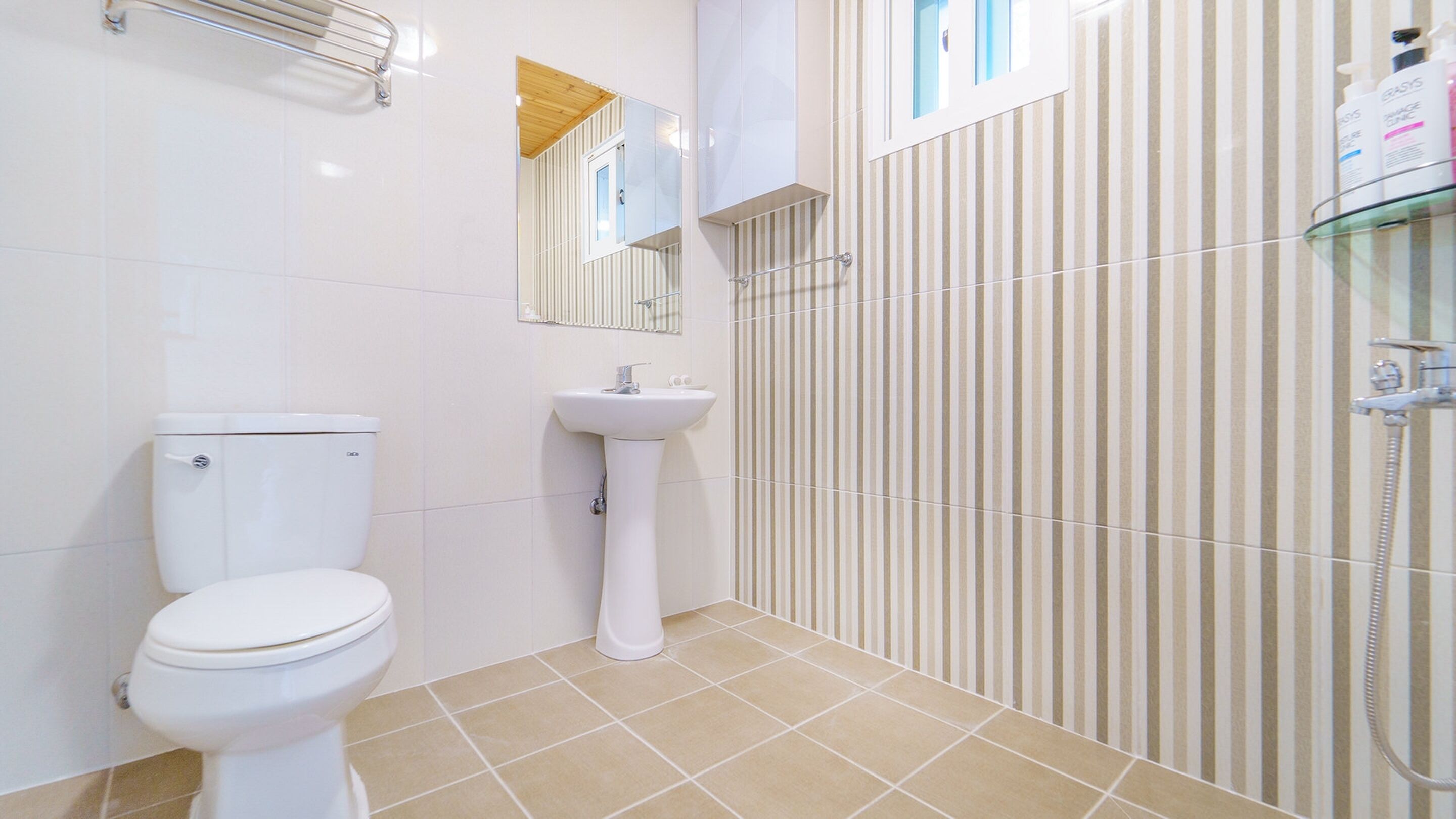 Ein Badezimmer mit Toilette, Waschbecken und Dusche.