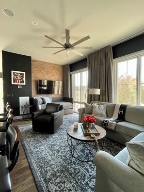 TV, offices - WeHo Escape w/ Downtown Views + Walkable Hotspots (Nashville)