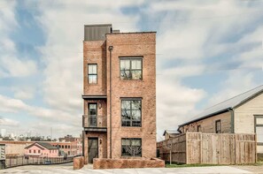 Exterior - WeHo Escape w/ Downtown Views + Walkable Hotspots (Nashville)