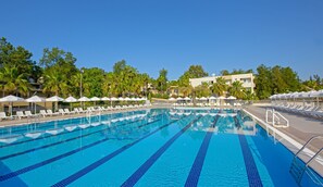 3 Außenpools, Sonnenschirme, Liegestühle