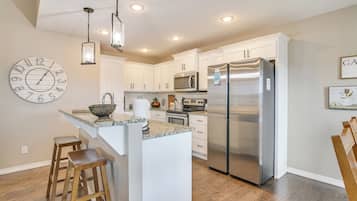 Fridge, microwave, stovetop, dishwasher