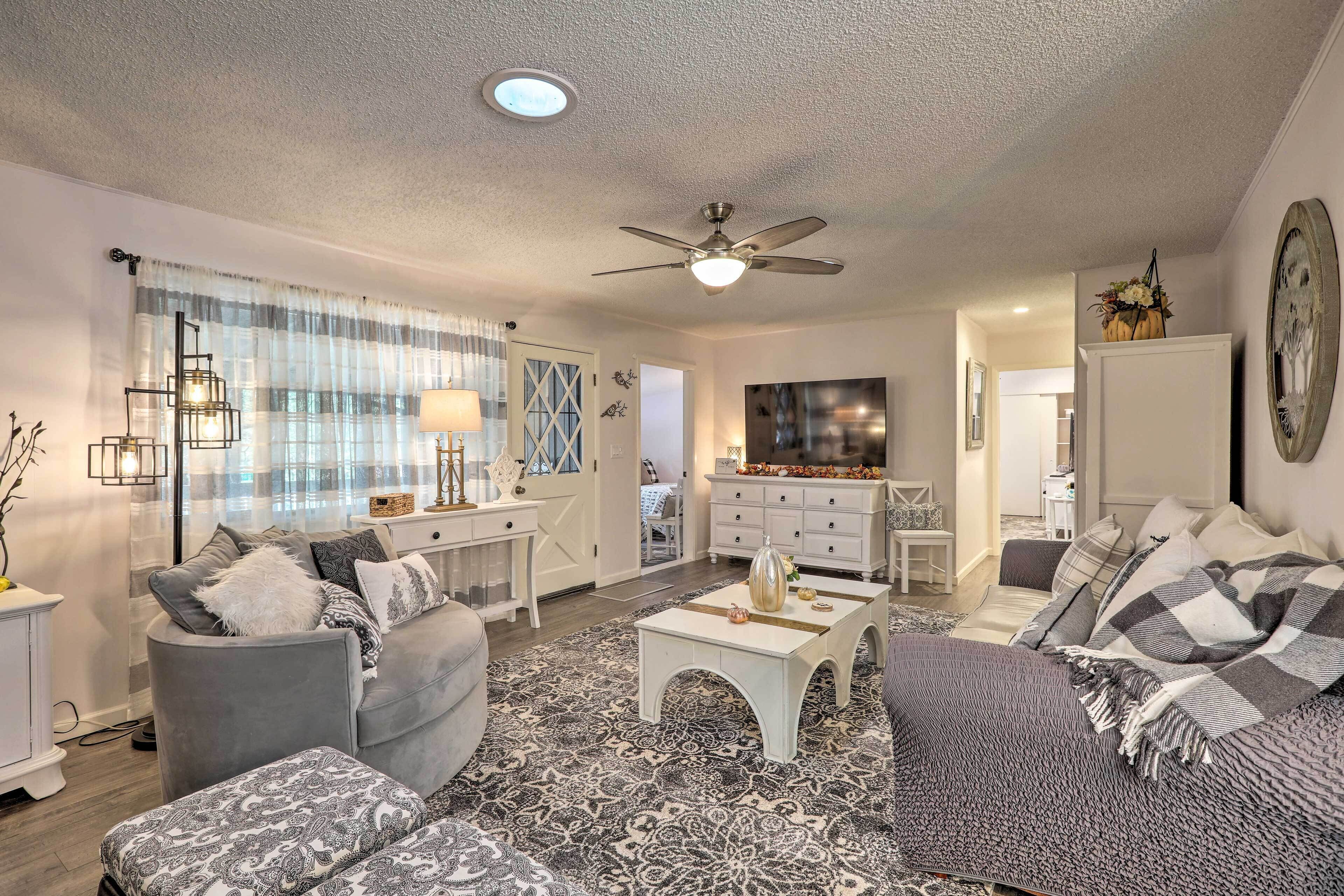 Renovated Munds Park Cottage w/ Grill & Fire Pit!