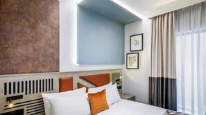 Peti besi dalam bilik, kalis bunyi, seterika/papan seterika