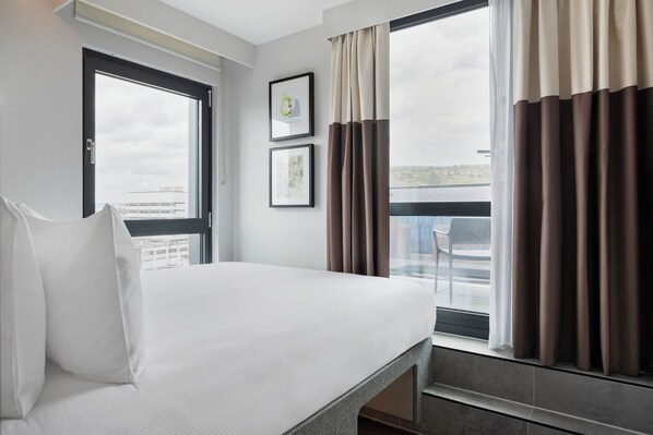 Room, 1 Katil Ratu (Queen), Balcony | Peti besi dalam bilik, kalis bunyi, seterika/papan seterika