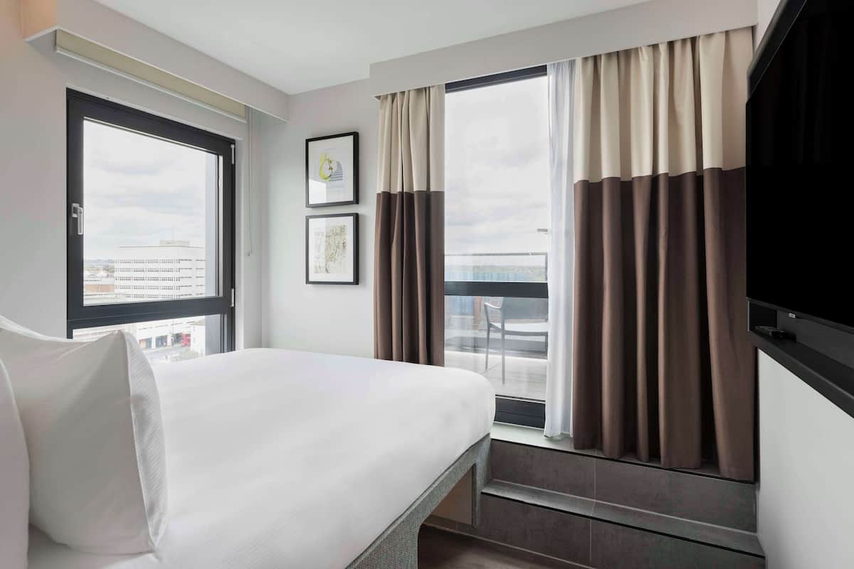 Room, 1 Queen Bed, Balcony | In-room safe, soundproofing, iron/ironing board, bed sheets