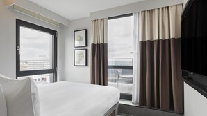 Rom, 1 queensize-seng, balkong | Safe på rommet, lydisolert, strykejern/-brett og sengetøy