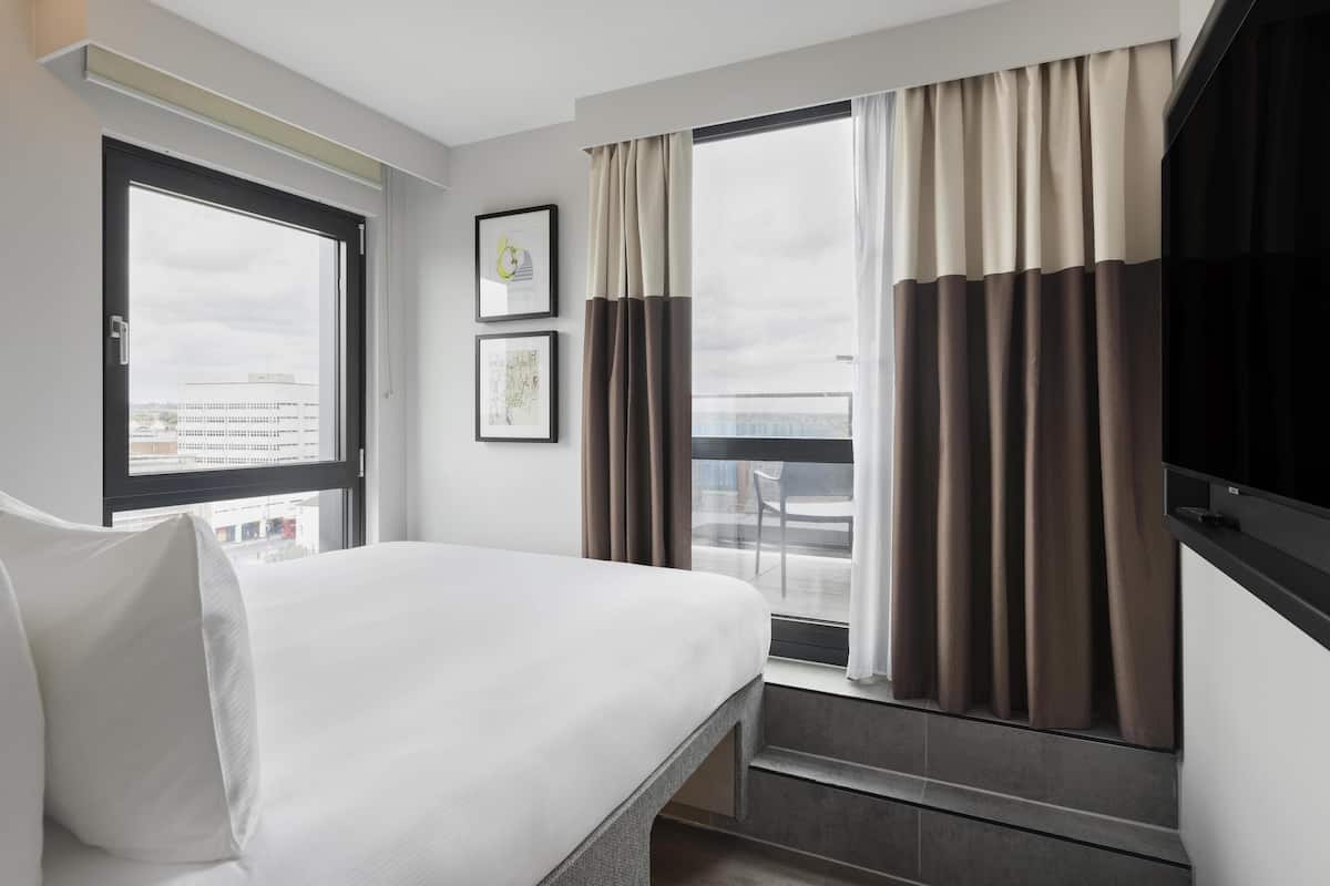 Chambre, 1 grand lit, balcon | Coffres-forts dans les chambres, chambres insonorisées