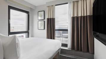 Huone, 1 keskisuuri parisÀnky, parveke | Tallelokero huoneessa, ÀÀnieristys, silitysrauta/-lauta, vuodevaatteet