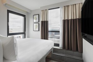 Room, 1 Queen Bed, Balcony | In-room safe, soundproofing, iron/ironing board, bed sheets - Spark by Hilton London Romford (Romford)