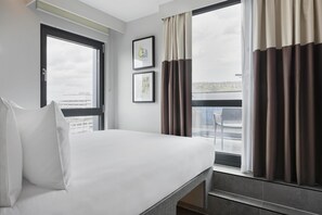 Habitación, 1 cama de matrimonio, balcón | Caja fuerte, sistema de insonorización, tabla de planchar con plancha