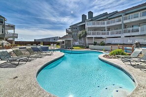 Pool - Pool w/ Spa! Beachfront Condo in Port Aransas (Port Aransas)