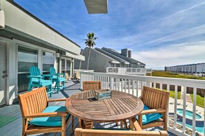 Outdoor dining - Pool w/ Spa! Beachfront Condo in Port Aransas (Port Aransas)