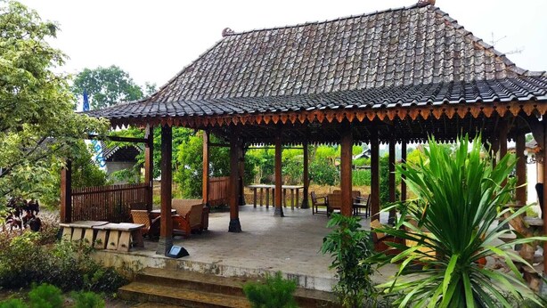 A traditional pavilion with a tiled roof, wooden pillars, and outdoor seating. - Balkondes Borobudur Duta Menoreh (Magelang)