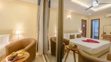 Deluxe Partial Seaview King/Twin with Balcony (Free Return Airport Transfer and Breakfast Included) | Minibar, desk, soundproofing, iron/ironing board