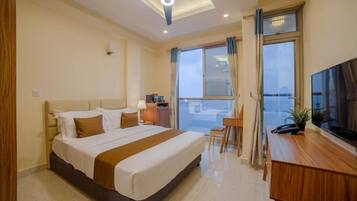 Habitación Deluxe, balcón, vista al mar (Queen) | Minibar, escritorio, insonorización y tabla de planchar con plancha