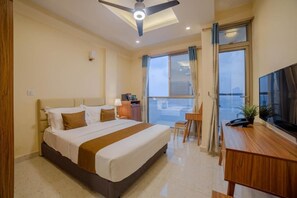 Habitación Deluxe, balcón, vistas al mar (Queen) | Minibar, escritorio, sistema de insonorización