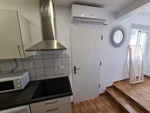 Microwave, stovetop, coffee/tea maker, toaster - Apartment in Tenerife South (Cabo Blanco - Arona)