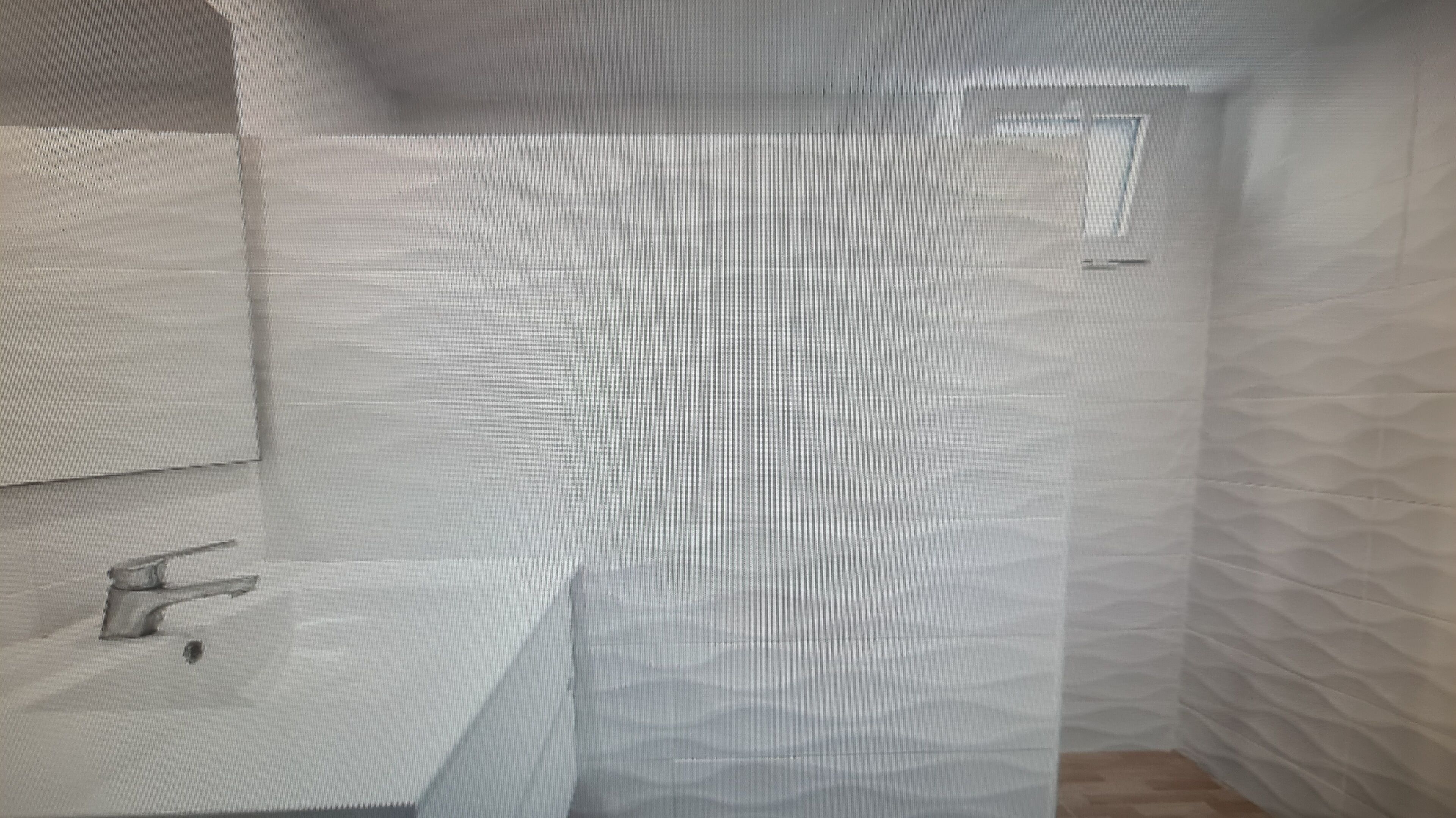 Une salle de bain équipée d’un lavabo, d’un miroir et d’un espace douche.