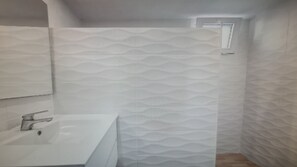 Shower, towels, soap, shampoo - Apartment in Tenerife South (Cabo Blanco - Arona)