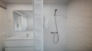 Dusj, håndklær, såpe og sjampo