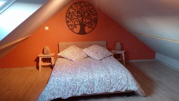 3 habitaciones, tabla de planchar con plancha y cuna de viaje