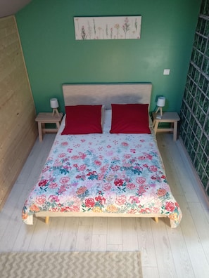 3 bedrooms, iron/ironing board, travel cot, free WiFi