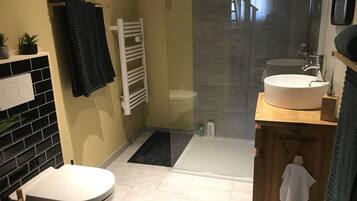 Ducha, secador de pelo, toallas, jabón