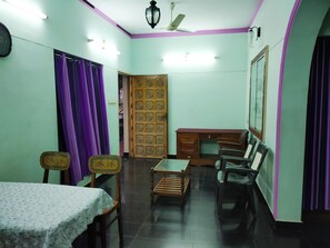 2 habitaciones, escritorio, tabla de planchar con plancha y wifi gratis 