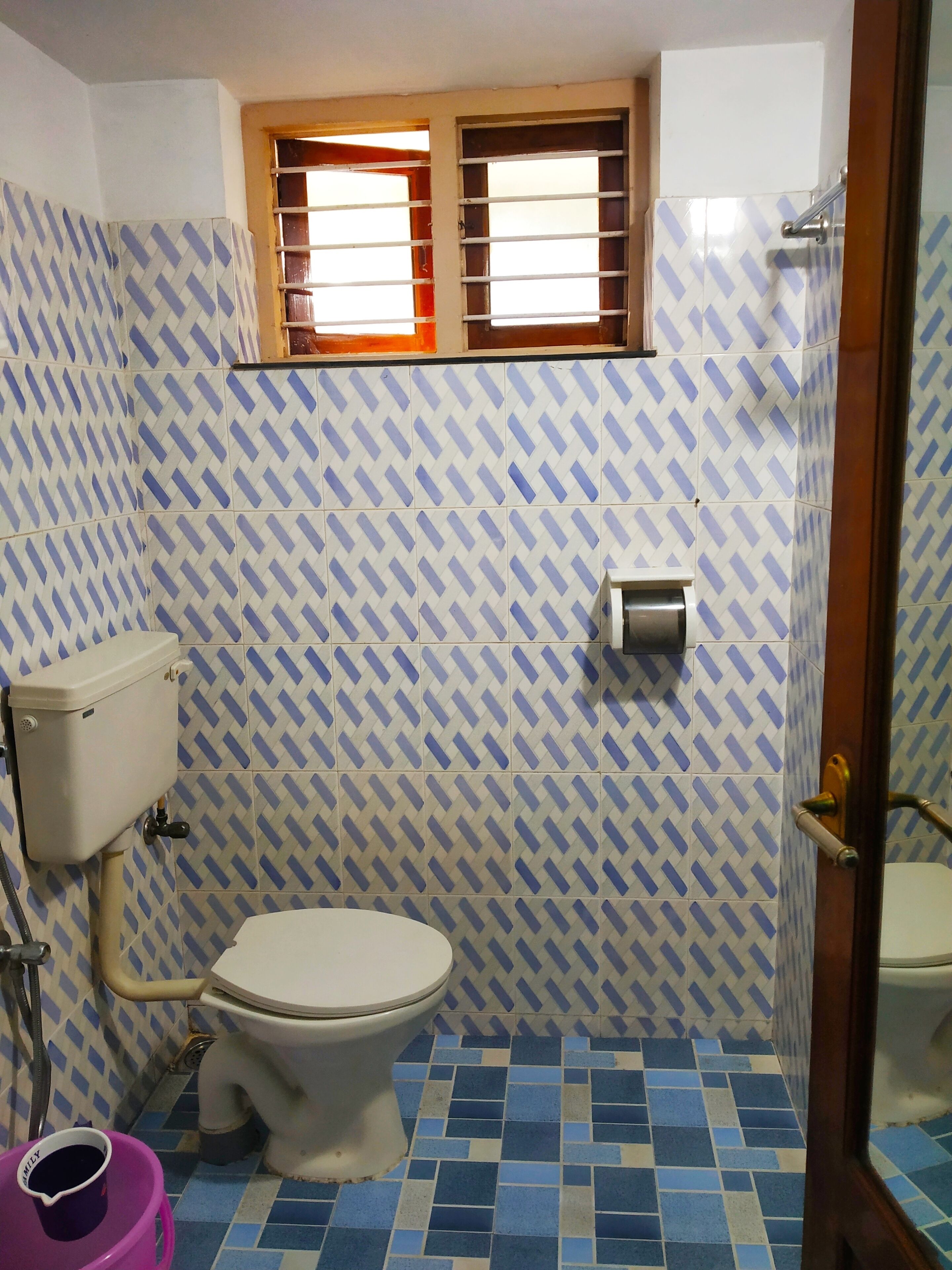 Dusche, Bidet, Handtücher, Seife