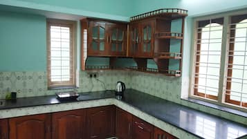 雪櫃、爐具、電熱水壺、廚房用具/餐具/器皿