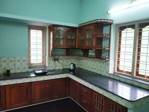 Refrigerador, parrilla de estufa y tetera eléctrica 