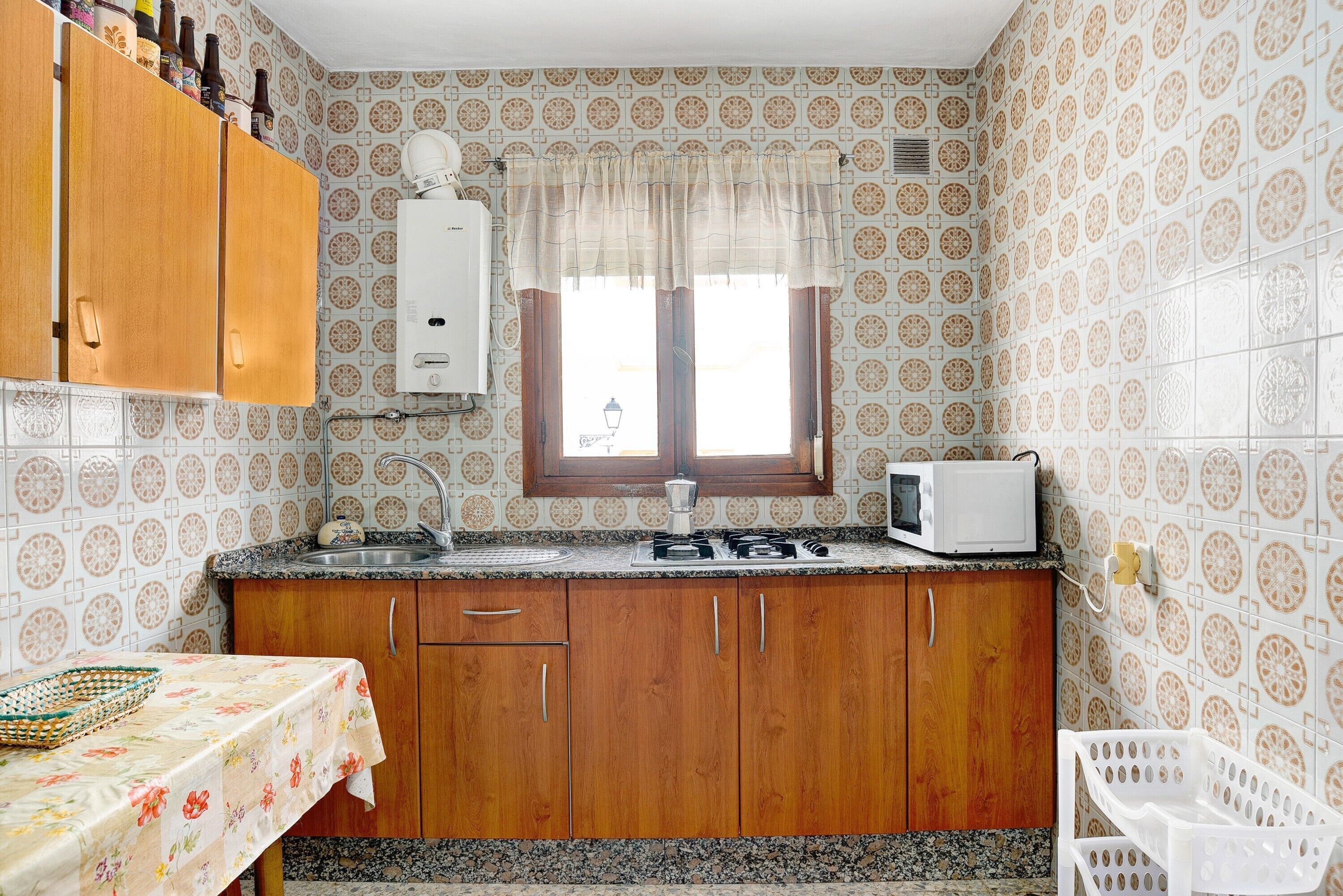 Refrigerador, microondas, placa de cocina, cafetera/tetera