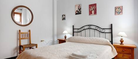 2 bedrooms, iron/ironing board, free WiFi, bed sheets