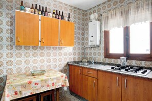 Een koelkast, een microgolfoven, een kookplaat