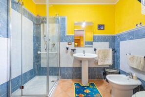 Dutxa, assecador de cabells i tovalloles 