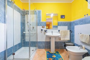 Shower, hair dryer, towels
